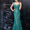 Вечернее длинное платье изумрудного цвета с глубоким декольте и изящными плечиками расшитыми блестками FA071B 