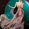 Вечернее длинное платье со сложным сюрреалистическим принтом C0229B